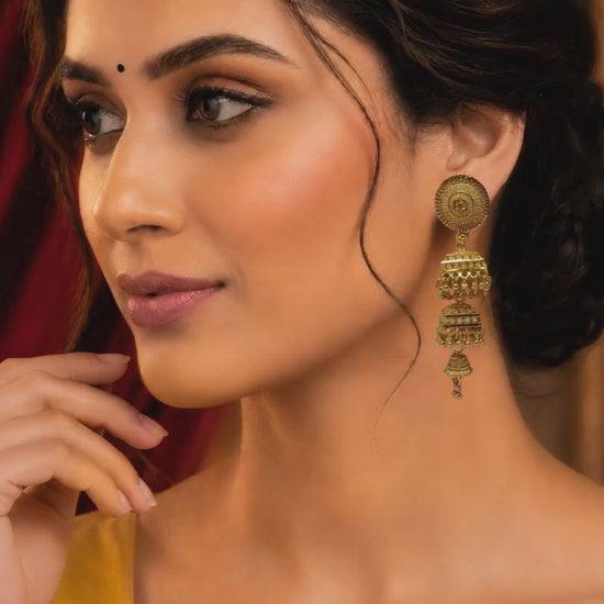 Elegant 3-Layer Hanging Design
✔ Premium Gold-Plated Finish
✔ Intricate Traditional Detailing
✔ Comfortable & Secure Stud Closure
✔ Perfect for Bridal & Festive Wear
✔ Beautiful Dangling Bead Accents
✔ Complements Sarees, Lehengas & Kurtis
pemium gold plated